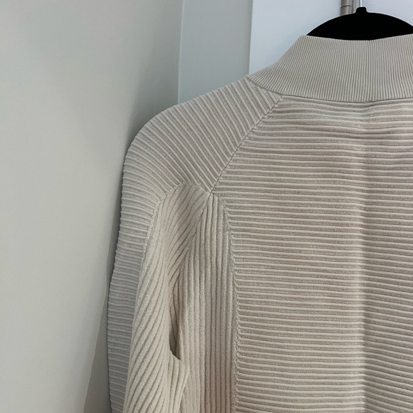 Lululemon bomber style light jacket / sweater - Picture 5 of 6